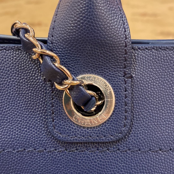 July 4 Special ❤️🤍💙Chanel 💙 Deauville 🤍medium tote bag❤️ - Picture 5 of 7